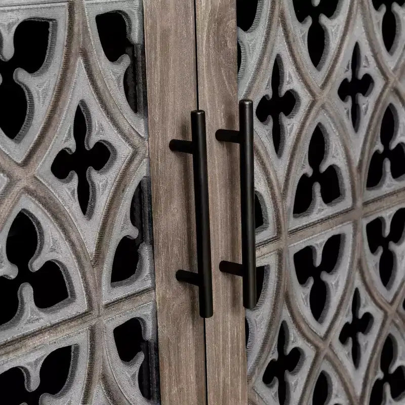 60-calowa szafka-kredens w stylu farmhouse, czarno-brązowa, celowo postarzane drewno, drzwi ażurowe, 4-drzwiowa